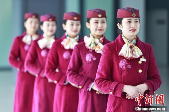 重庆高铁乘务员开展专业礼仪服务培训，提升乘客出行体验